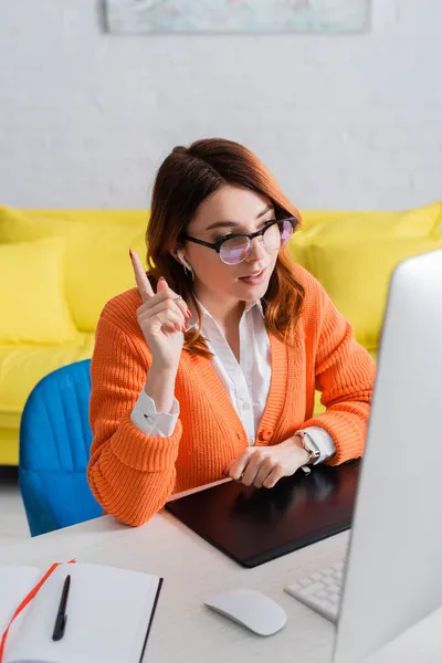 Retoque Auriculares Apuntando Con Dedo Cerca Tableta Gráfica Monitor Borroso — Foto de Stock