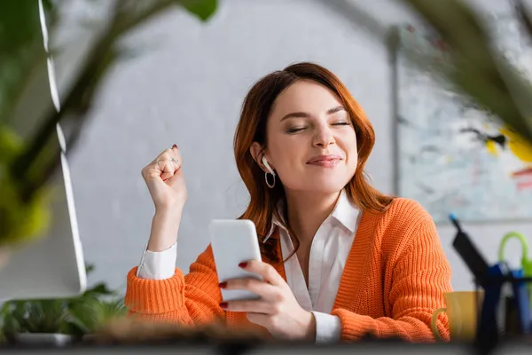 Gözleri Kapalı Neşeli Bir Kadın Akıllı Telefon Tutarken Planda Bulanık — Stok fotoğraf