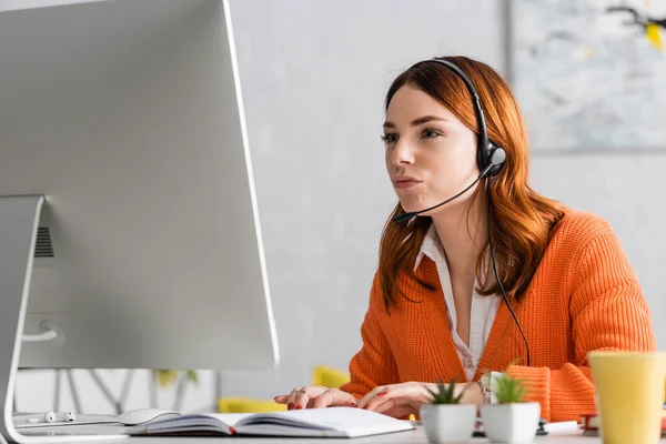 Junge Frau Tippt Headset Und Schaut Hause Auf Den Computermonitor — Stockfoto