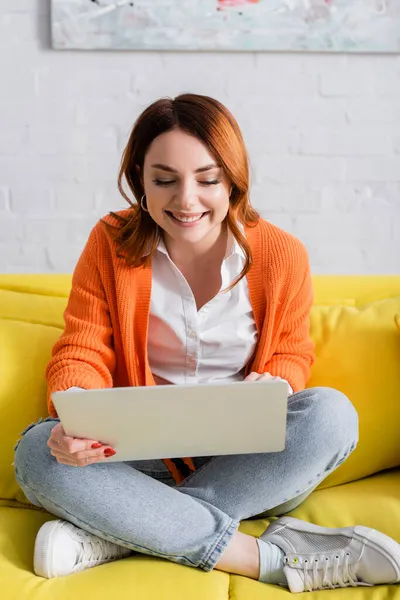 Glad Frilansare Som Arbetar Laptop Medan Sitter Gul Soffa Med — Stockfoto