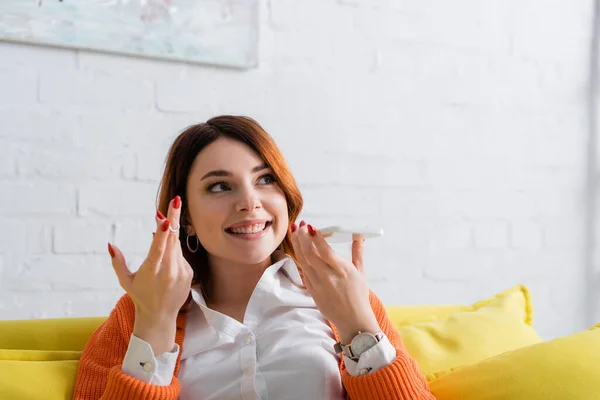 Vrolijke Vrouw Gebaren Tijdens Het Verzenden Van Spraakbericht Mobiele Telefoon — Stockfoto