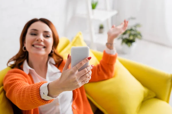Femeie Încețoșată Zâmbind Gestând Timp Făcea Selfie Telefonul Mobil — Fotografie, imagine de stoc