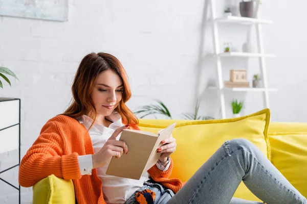 Young Woman Reading Novel Yellow Couch Living Room — Stock Photo, Image