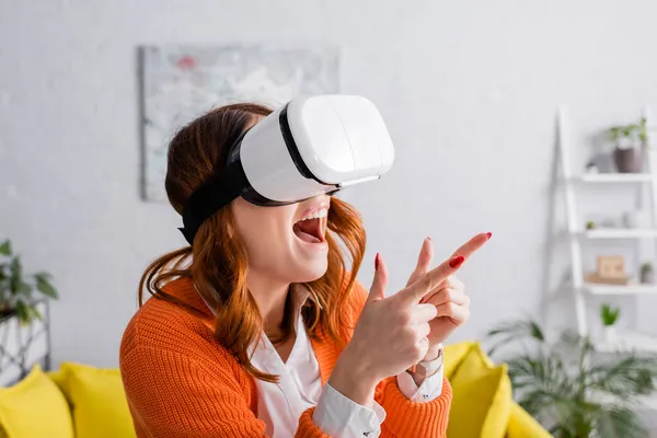 Mujer Excitada Auriculares Apuntando Con Los Dedos Mientras Juega Casa — Foto de Stock