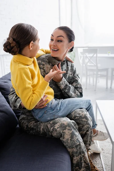 Mujer Positiva Uniforme Militar Hablando Con Hija Casa — Foto de Stock