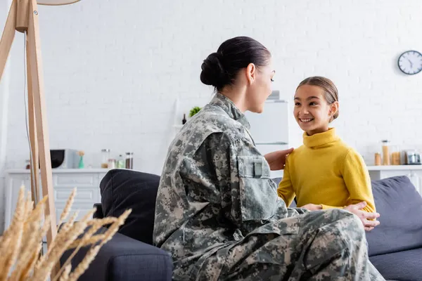 Mujer Uniforme Camuflaje Mirando Hija Sofá Casa — Foto de Stock