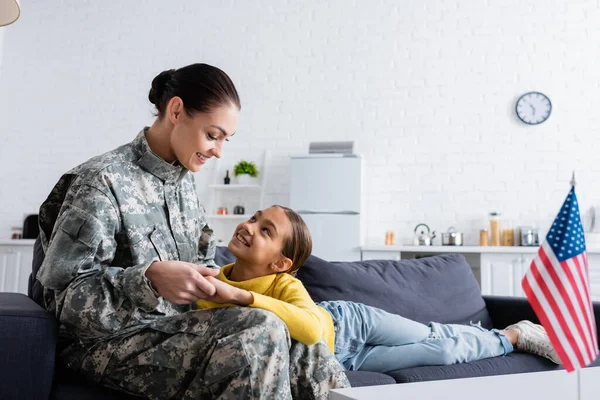 Χαμογελώντας Παιδί Κρατώντας Χέρι Της Μητέρας Στρατιωτική Στολή Στο Σπίτι — Φωτογραφία Αρχείου