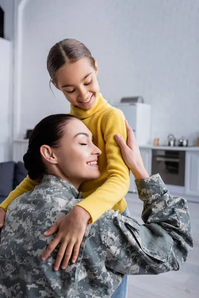 Mutter Militäruniform Umarmt Tochter Hause — Stockfoto