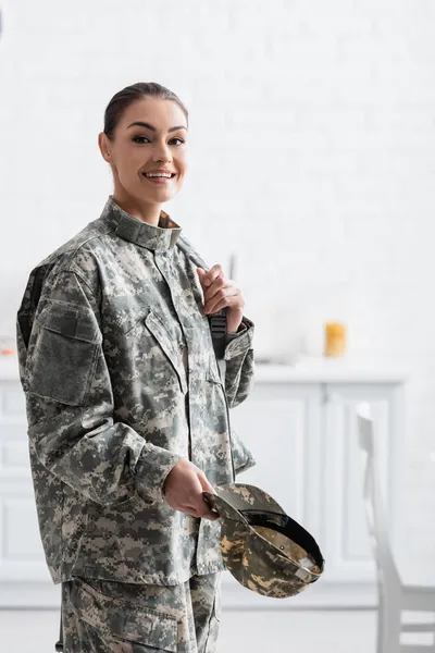 Leende Soldat Militäruniform Med Ryggsäck Och Mössa Hemma — Stockfoto