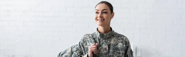 Soldado Sonriente Con Uniforme Militar Sosteniendo Mochila Casa Pancarta — Foto de Stock