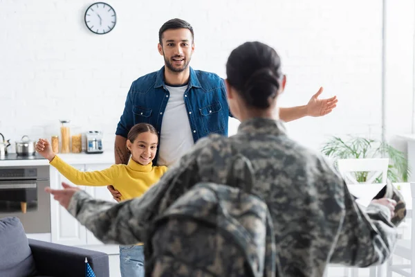 Leende Familj Tittar Suddig Mor Militär Uniform Hemma — Stockfoto