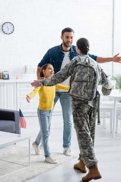 Homem Criança Felizes Perto Mãe Uniforme Militar Bandeira Americana Casa — Fotografia de Stock