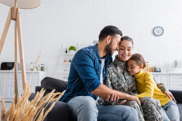 Soldato Sorridente Uniforme Seduto Vicino Bambino Marito Sul Divano Casa — Foto Stock