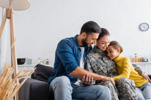 Mulher Positiva Uniforme Militar Sentada Perto Criança Marido Sofá Casa — Fotografia de Stock