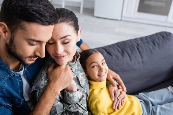 Man Closed Eyes Holding Hand Wife Military Uniform Blurred Child — Stock Photo, Image