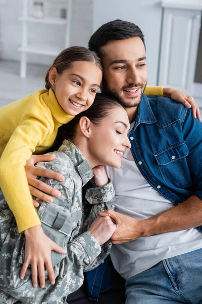 Femme Positive Uniforme Militaire Tenant Main Mari Près Enfant Maison — Photo