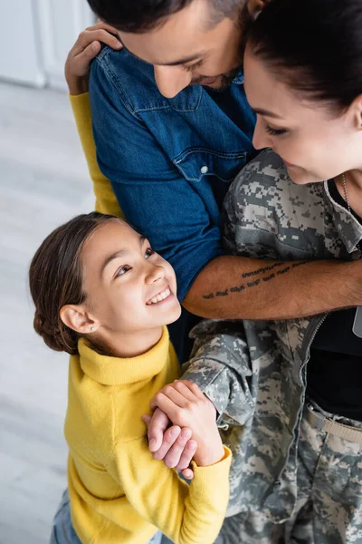 Positive Woman Camouflage Uniform Holding Hand Preteen Daughter Husband Home — Stock Photo, Image