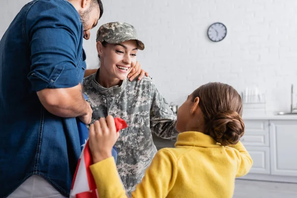 Mosolygó Katonai Egyenruhában Sapkában Néz Lánya Közelében Férj Amerikai Zászló — Stock Fotó