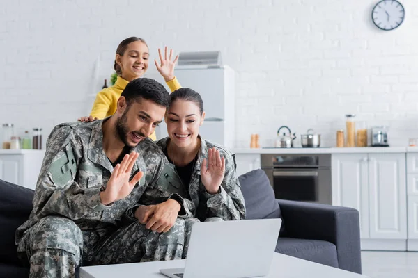 Glada Föräldrar Militär Uniform Med Videosamtal Laptop Nära Dotter Hemma — Stockfoto