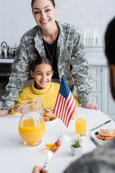 Mulher Sorridente Uniforme Militar Perto Filha Café Manhã Bandeira Americana — Fotografia de Stock