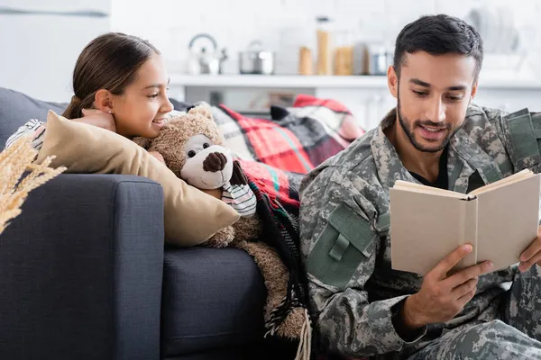 Papá Uniforme Militar Libro Lectura Cerca Niño Alegre Con Oso —  Fotos de Stock