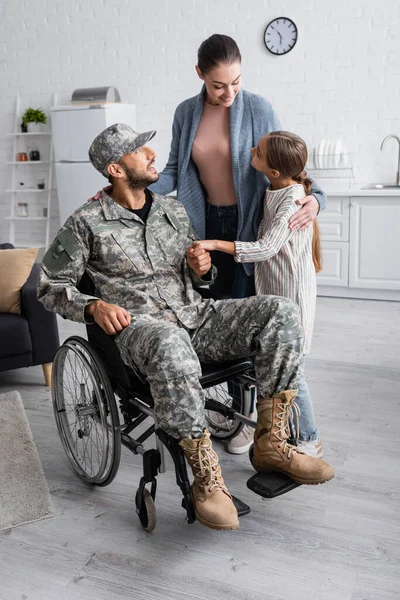 Veselá Žena Dítě Stojí Poblíž Otce Vojenské Uniformě Invalidním Vozíku — Stock fotografie
