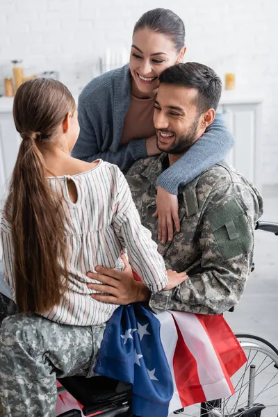 Hombre Sonriente Uniforme Militar Silla Ruedas Con Bandera Americana Mirando —  Fotos de Stock