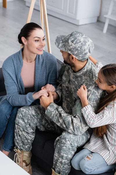 Visão Ângulo Alto Mulher Que Mantém Mãos Marido Uniforme Militar — Fotografia de Stock