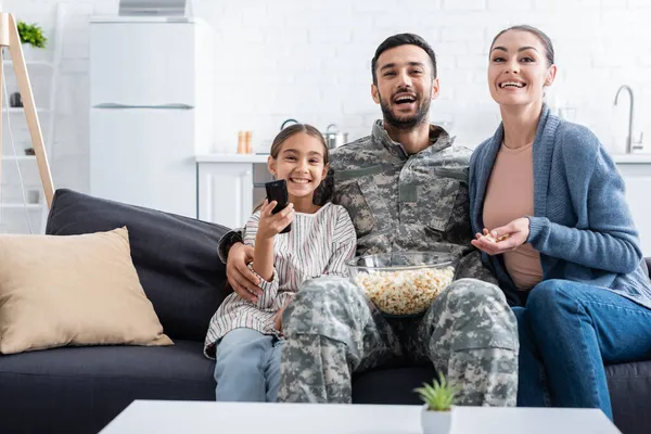 Família Sorridente Com Pipocas Assistindo Filme Perto Pai Uniforme Camuflagem — Fotografia de Stock