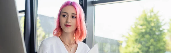Piercing Podnikatelka Růžovými Vlasy Při Pohledu Monitor Počítače Banner — Stock fotografie