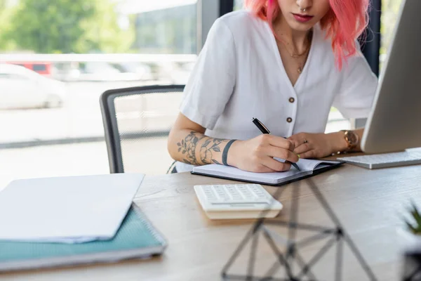 Visão Cortada Empresária Perfurada Com Cabelo Rosa Escrevendo Notebook Escritório — Fotografia de Stock