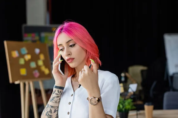 Junge Geschäftsfrau Mit Rosa Haaren Spricht Auf Smartphone Und Hält — Stockfoto