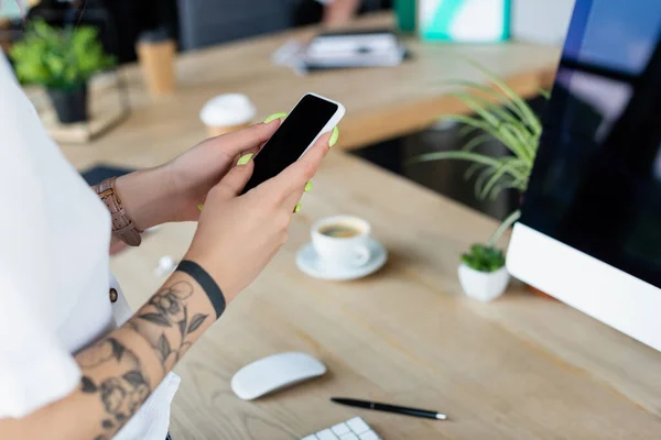 Vista Cortada Empresária Tatuada Usando Smartphone Com Tela Branco — Fotografia de Stock