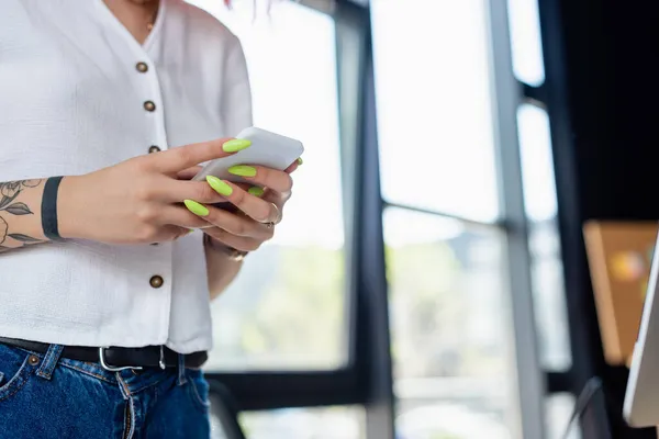 Vista Recortada Mujer Negocios Tatuada Mensajes Texto Teléfono Inteligente — Foto de Stock