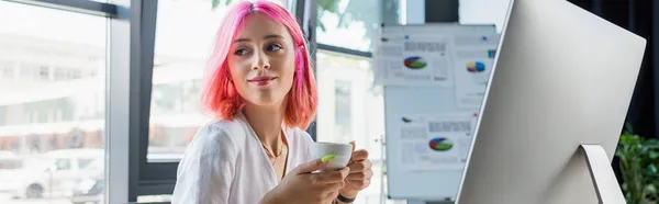 Szczęśliwy Młody Bizneswoman Różowymi Włosami Trzymając Filiżankę Kawy Biurze Baner — Zdjęcie stockowe