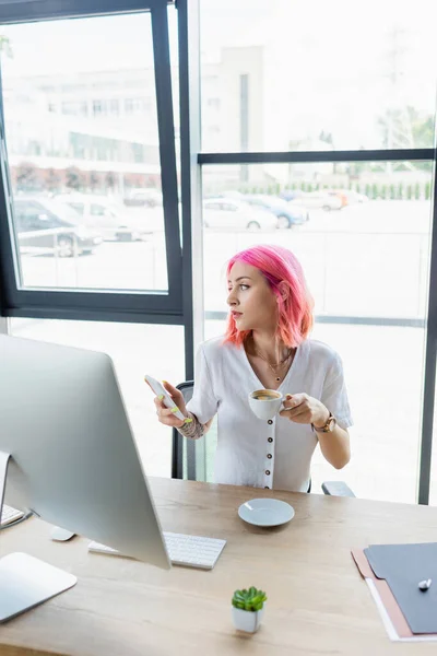 Gerente Perfurado Com Cabelo Rosa Segurando Xícara Café Smartphone Escritório — Fotografia de Stock