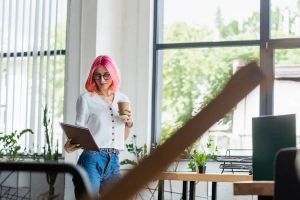 Jovem Empresária Com Cabelo Rosa Segurando Copo Papel Pastas — Fotografia de Stock