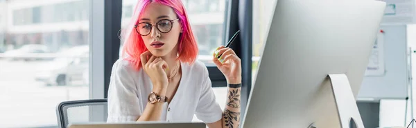Doorboorde Zakenvrouw Met Roze Haar Houden Pen Buurt Van Computer — Stockfoto