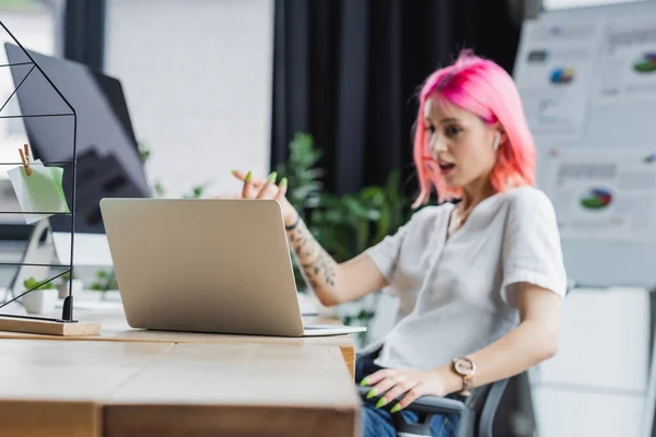 Laptop Blízkosti Rozmazané Obchodnice Růžovými Vlasy Gestikulace Kanceláři — Stock fotografie