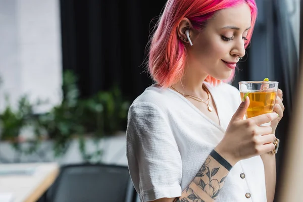 Pleased Businesswoman Pink Hair Earphone Holding Cup Tea Office — Stock Photo, Image
