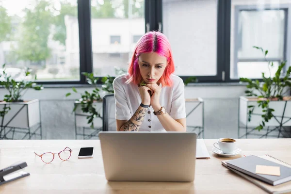 Εστιασμένη Επιχειρηματίας Ροζ Μαλλιά Κοιτάζοντας Φορητό Υπολογιστή Στο Γραφείο — Φωτογραφία Αρχείου
