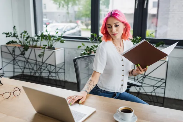 Mulher Negócios Sorridente Com Pasta Colorida Cabelo Segurando Usando Laptop — Fotografia de Stock