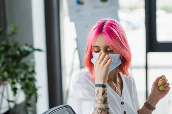 Gestionnaire Tatoué Avec Des Cheveux Roses Réglage Masque Médical Bureau — Photo