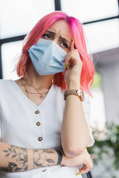 Müde Geschäftsfrau Mit Rosa Haaren Medizinischer Maske Hat Kopfschmerzen Büro — Stockfoto