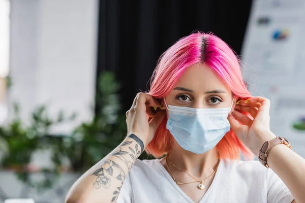 Getatoeëerde Jonge Manager Met Roze Haar Met Medisch Masker Kantoor — Stockfoto