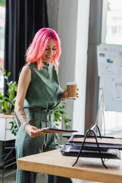 Fröhlicher Manager Mit Pinkfarbenen Haaren Und Durchdringendem Griff Pappbecher Und — Stockfoto