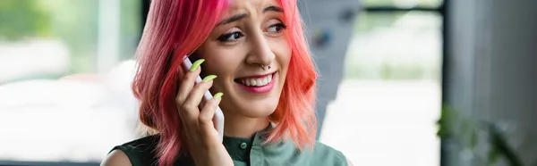 Positive Woman Pink Hair Piercing Talking Smartphone Office Banner — Stock Photo, Image