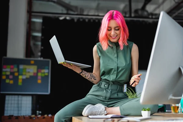 Mulher Negócios Feliz Com Cabelo Rosa Segurando Caneta Laptop Perto — Fotografia de Stock