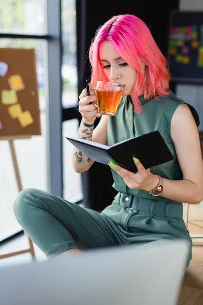 Mulher Negócios Feliz Com Cabelo Rosa Bebendo Chá Olhando Para — Fotografia de Stock