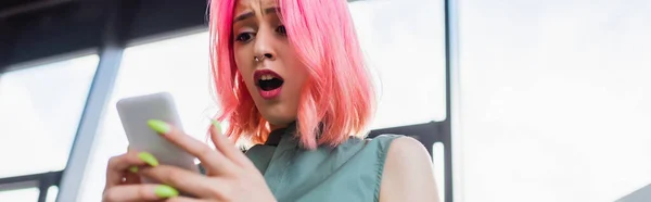 Vedere Unghi Scăzut Femeie Afaceri Șocată Păr Roz Folosind Smartphone — Fotografie, imagine de stoc